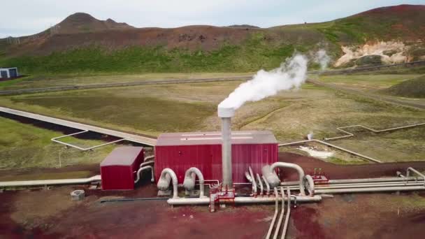 전기를 생산하는 아이슬란드의 크라플라 발전소 상공을 가로지르는 — 비디오