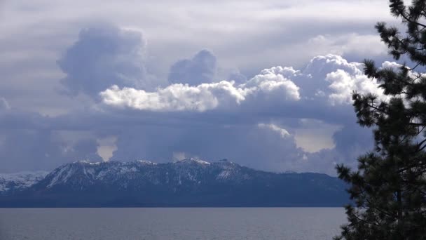 Mooie Tijd Verstrijken Van Onweersbui Wolkenformaties Stijgen Achter Sneeuw Bedekt — Stockvideo