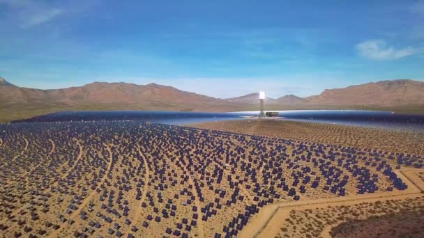 ネバダ州プリムにある広大な太陽光発電施設の上空を飛行するドローン — ストック動画