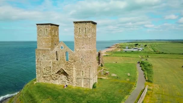 Una Hermosa Antena Drones Sobre Las Torres Reculver Una Abadía — Vídeo de stock