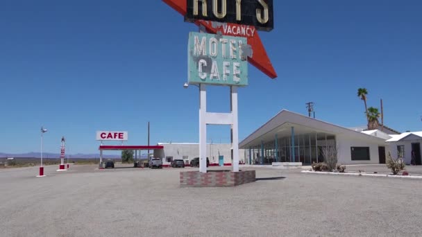 モハベ砂漠に孤独な砂漠のガソリンスタンドとホテルのモーテルのカフェのショットを確立 — ストック動画