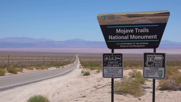 Μια Πινακίδα Καλωσορίζει Τους Επισκέπτες Στο Mojave Trails National Monument — Αρχείο Βίντεο