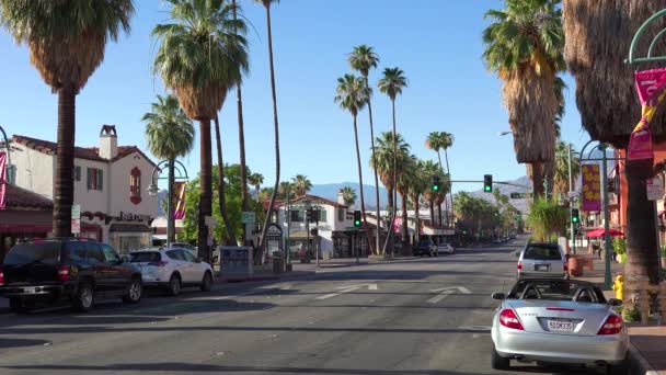 在加州棕榈泉市中心的棕榈峡谷大道和交通状况良好 — 图库视频影像