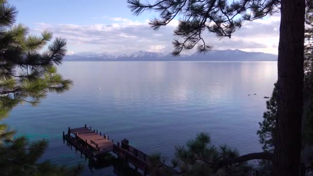 Nevada Tahoe Gölü Kıyılarının Sierra Rıhtımlarıyla Güzel Bir Görüntüsü Var — Stok video