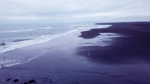 Haunting Bela Antena Sobre Uma Praia Areia Preta Sul Islândia — Vídeo de Stock