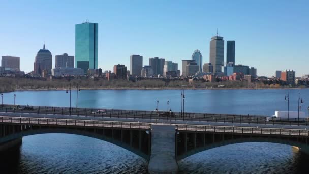 ボストンの空中確立都市スカイラインロングフェロー橋と車両交通交差点 — ストック動画