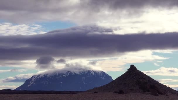 在冰岛荒凉的内陆地区上空移动的云朵的时间流逝 — 图库视频影像