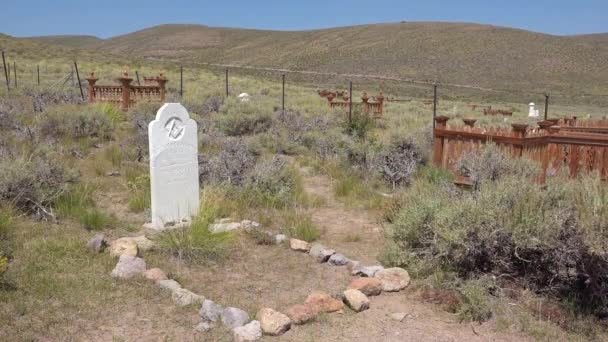 Bodie California Circa 2019 Een Grafsteen Van Een Pionier Kolonist — Stockvideo