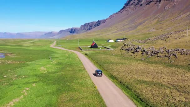 Luchtfoto Een Zwart Busje Een Onverharde Weg Ijsland Buurt Van — Stockvideo