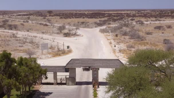 纳米比亚埃托沙国家公园Okaukuejo Lodge的一辆狩猎车的高倾角离开大门 — 图库视频影像