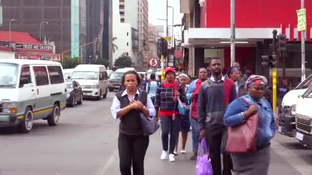 Mensen Lopen Straat Het Centrum Van Het Zakendistrict Van Johannesburg — Stockvideo