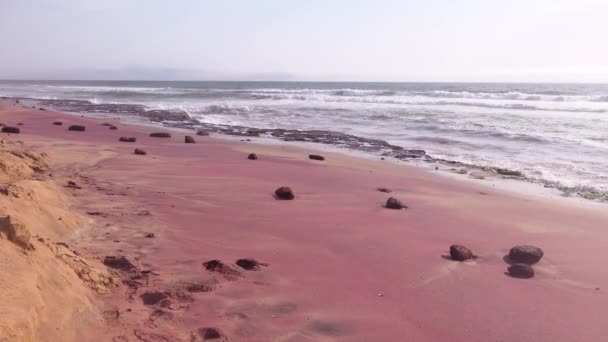 Granadas Cor Rosa Outras Pedras Geológicas Fazem Uma Praia Rosa — Vídeo de Stock