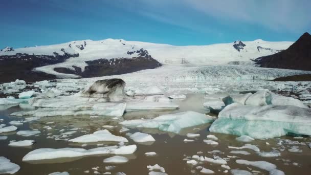 Айсберги плавают в ледниковой лагуне — стоковое видео