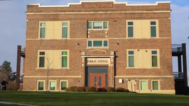 Genérico Olhando Edifício Velho Escola Pública Riverside Iowa — Vídeo de Stock