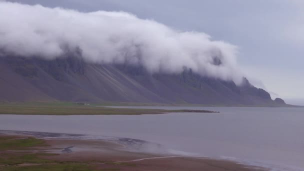Удивительный Снимок Прекрасных Фьордов Исландии Облаками Туманом Катящимся Поверх — стоковое видео