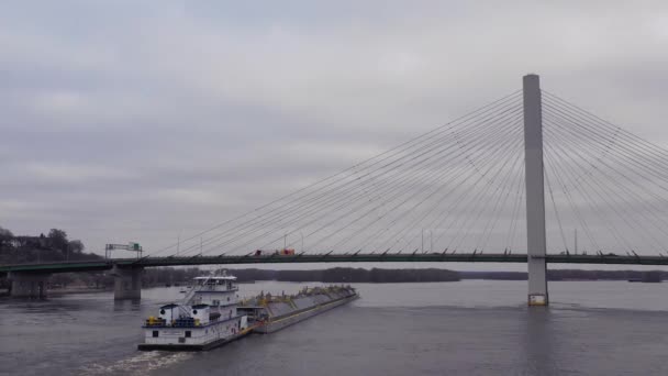Nagranie Lotu Drona Ogromnej Barki Pływającej Pod Mostem Autostradowym Rzece — Wideo stockowe