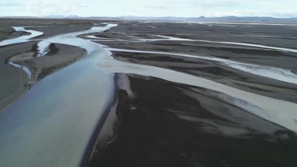 アイスランドの人里離れた高地にある氷河の川の流れと外側のパターンの空中 — ストック動画