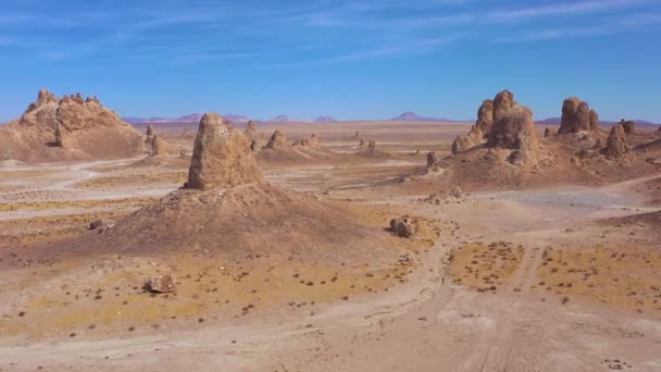 莫哈韦沙漠靠近死亡谷 美丽的空中俯瞰着特洛那尖塔岩层 — 图库视频影像