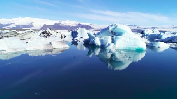 北極の氷山の上の美しい空中 ジョクルサロン アイスランドの氷河ラグーン — ストック動画