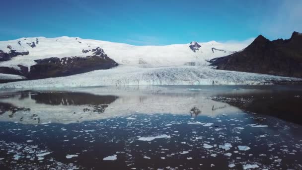 Långsam Antenn Närmar Sig Vatnajokull Glaciären Vid Fjallsarlon Island Tyder — Stockvideo