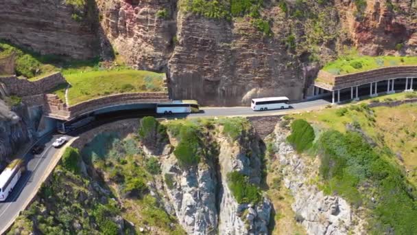 Disparo Aéreo Convoy Autobuses Que Viajan Una Peligrosa Carretera Montaña — Vídeos de Stock