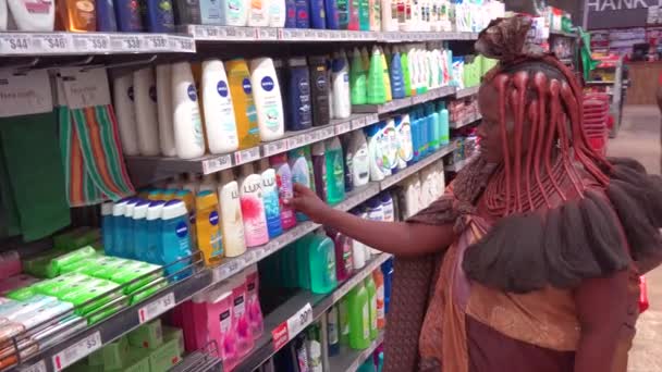 Sorprendente Foto Mujer Himba Africana Tribal Comprando Supermercado Moderno Opuwa — Vídeos de Stock