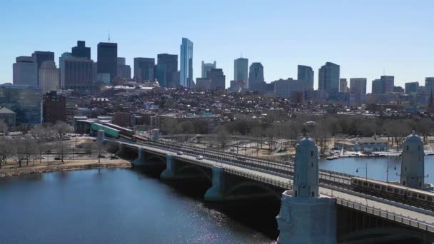 ボストンの空の都市スカイラインを確立するロングフェロー橋と地下鉄の列車の交差点 — ストック動画