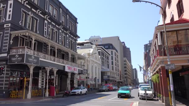 植民地時代の建物や交通で 南アフリカのケープタウンの中心街のショットを確立する — ストック動画