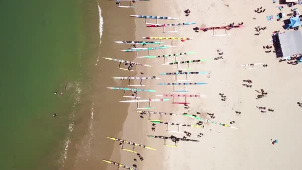 Flyg Över Utlösande Kanoter Strand Roddtävling Stilla Havet Nära Ventura — Stockvideo