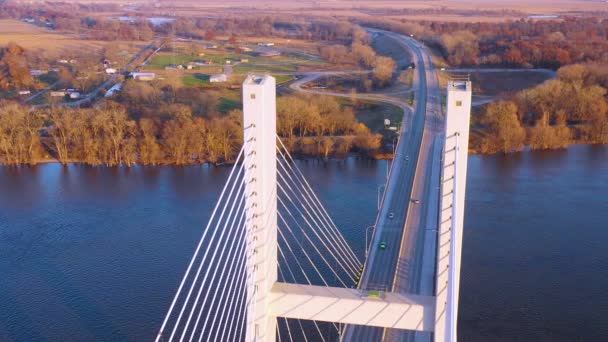 アイオワ州バーリントンのミシシッピ川に架かる橋を横断する車やトラックの無人航空機で インフラ または輸送を示唆している — ストック動画