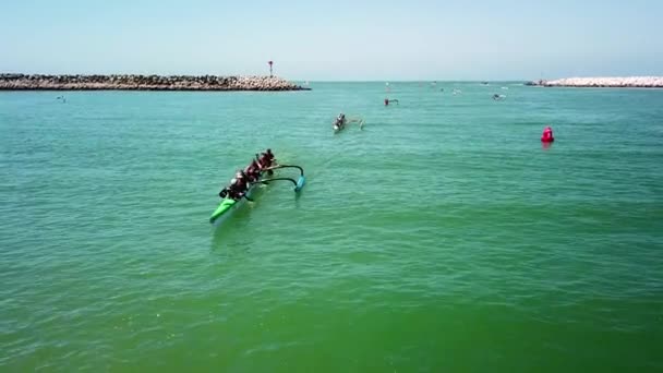 Lotnictwo Nad Kanoe Outrigger Wyścigi Wyścigu Wioślarskim Oceanie Spokojnym Pobliżu — Wideo stockowe