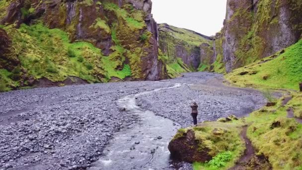 Luchtfoto Van Majestueuze Diepe Inspirerende Canyon Van Stakkholtsgja Bij Thorsmork — Stockvideo