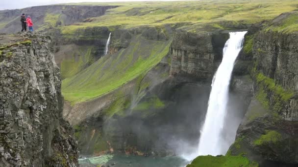 Turistas Olham Para Incrível Cachoeira Alta Haifoss Islândia — Vídeo de Stock