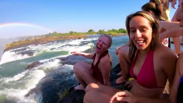 Turistas Reúnem Devil Pool Borda Victoria Falls Zâmbia Para Vislumbre — Vídeo de Stock