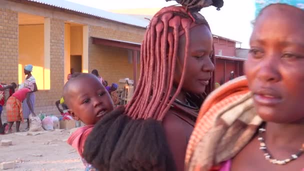 Eine Frau Aus Dem Himba Stamm Zeigt Auf Einem Markt — Stockvideo