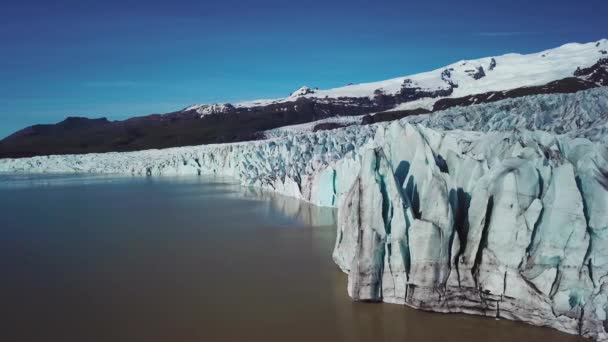 Παγόβουνα επιπλέουν σε μια λιμνοθάλασσα παγετώνα — Αρχείο Βίντεο