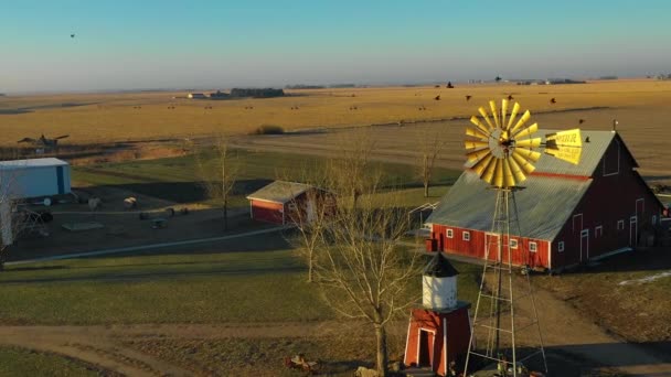 アメリカ中西部 ヨーク州 ネブラスカ州の農村部にある古典的な美しい農家や納屋を上空から撮影したドローン — ストック動画