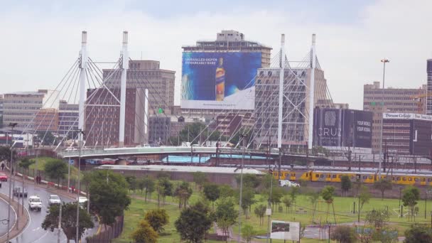 Einspielung Von Johannesburg Südafrika Mit Nelson Mandela Brücke Und Personenzug — Stockvideo