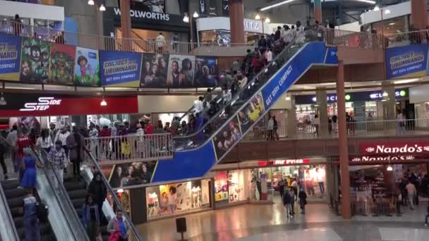 Africanos Visitan Centro Comercial Concurrido Johannesburgo Sudáfrica — Vídeos de Stock