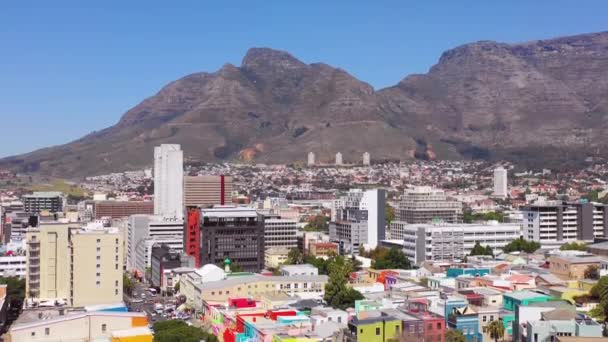 Inclinación Aérea Revela Colorido Barrio Ciudad Del Cabo Kaap Skyline — Vídeos de Stock