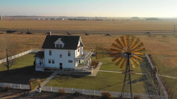 伝統的な農家の農場や納屋のショットを確立する高い角度アメリカ中西部 ヨーク ネブラスカ州 — ストック動画