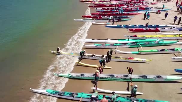 Flyg Över Utlösande Kanoter Strand Roddtävling Stilla Havet Nära Ventura — Stockvideo