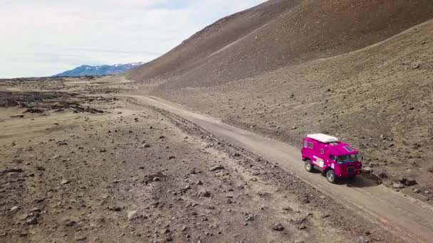 Aérea Raro Land Rover 101 Rosa Conduciendo Por Las Tierras — Vídeo de stock