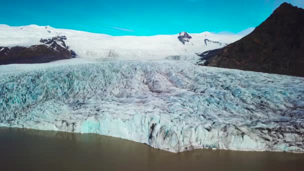 Icebergs flotan en una laguna glaciar — Vídeos de Stock