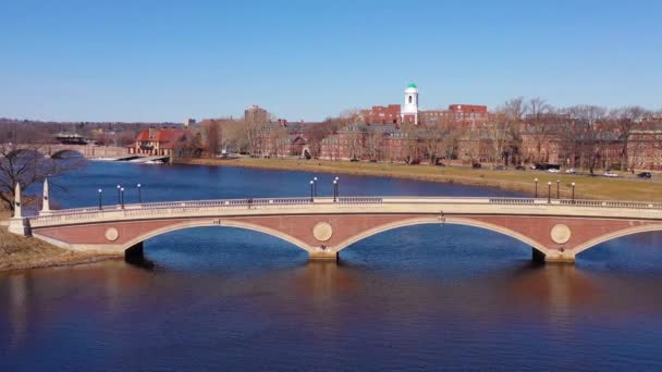 Vzduch Nad Mostem Johna Weekse Odhaluje Kampus Harvardské Univerzity Řece — Stock video