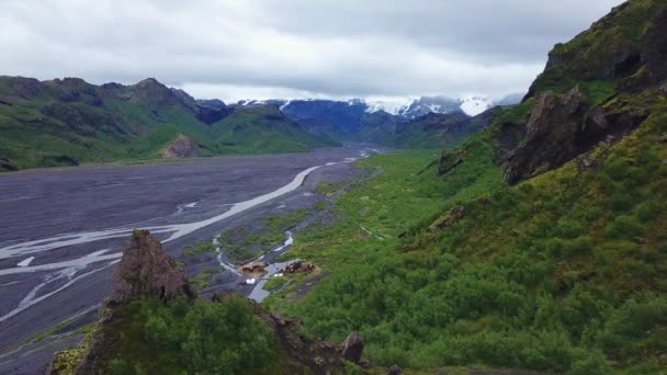 アイスランドのソルスモーク近くにあるStakkholtsgjaの壮大な深い感動的な渓谷の空中 — ストック動画