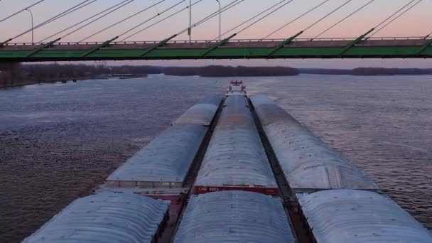 Nagranie Lotu Drona Ogromnej Barki Pływającej Pod Mostem Autostradowym Rzece — Wideo stockowe