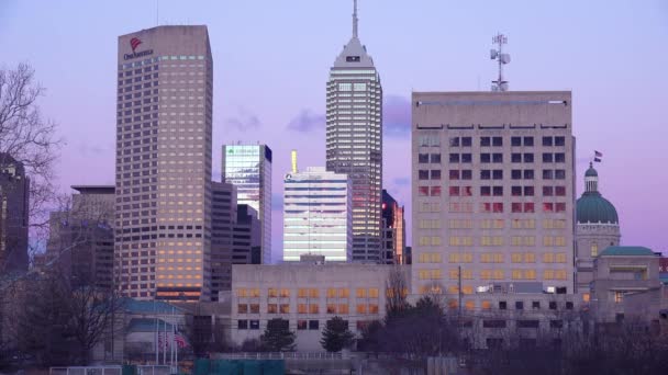 Indianapolis Indiana Skyline Skymningen Med Statshus Huvudstad Byggnad Synlig — Stockvideo