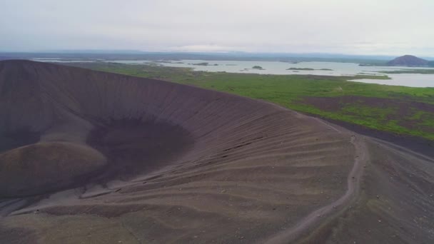 アイスランドのMyvatnにあるHverfajall火山のコーンの上の雄大な空気 — ストック動画