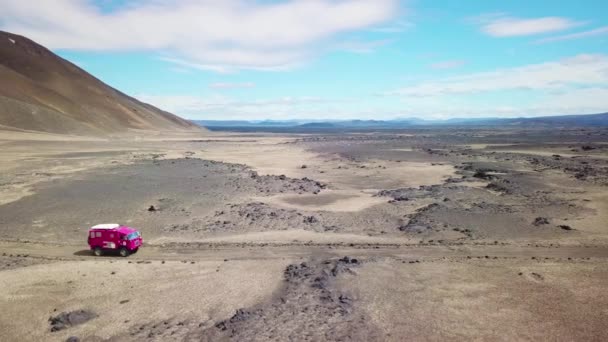 Aerial Rare Pink Land Rover 101 Mengemudi Melalui Dataran Tinggi — Stok Video